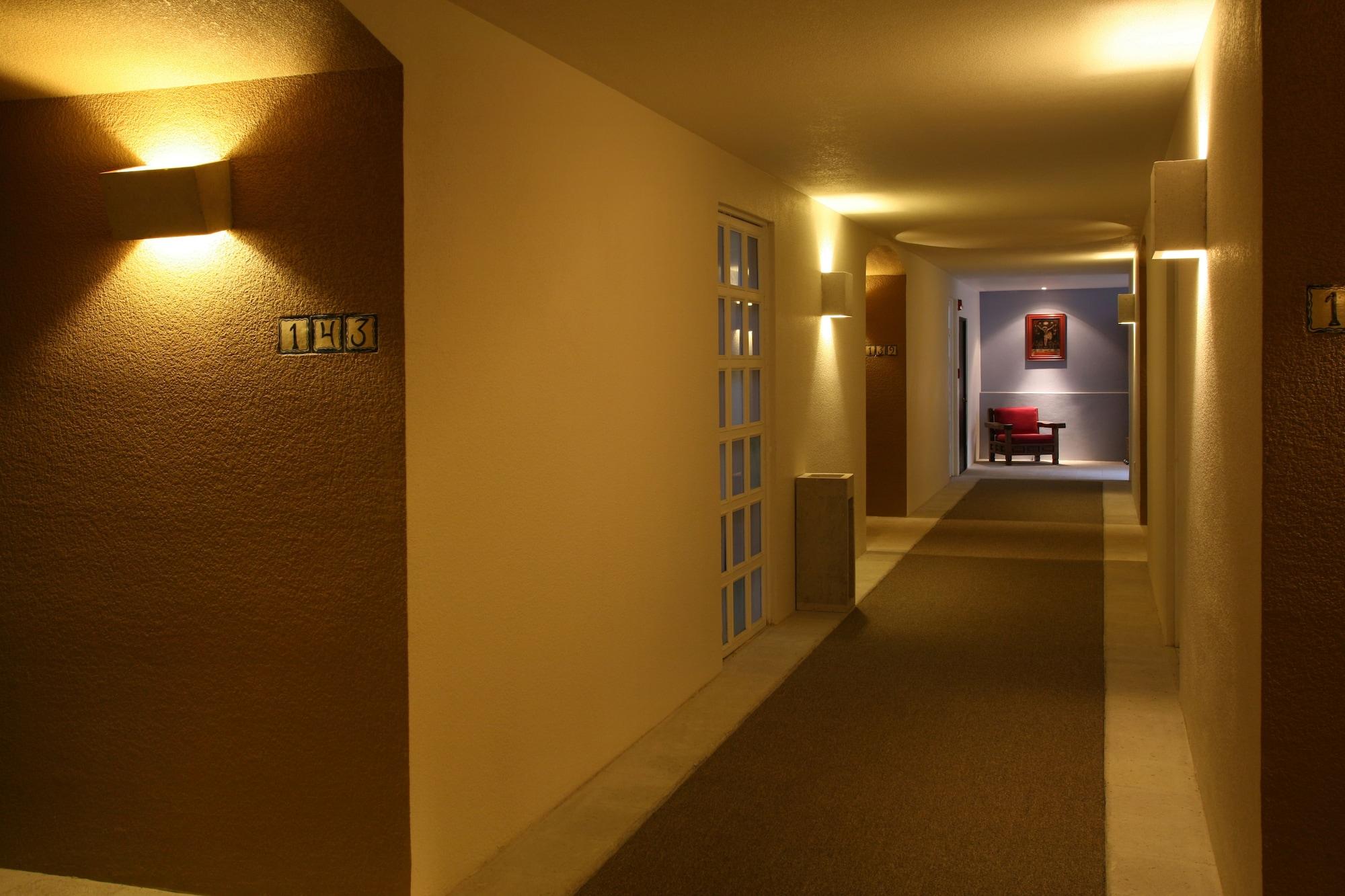 Hacienda Jurica By Brisas Hotell Querétaro Eksteriør bilde A corridor at the hotel